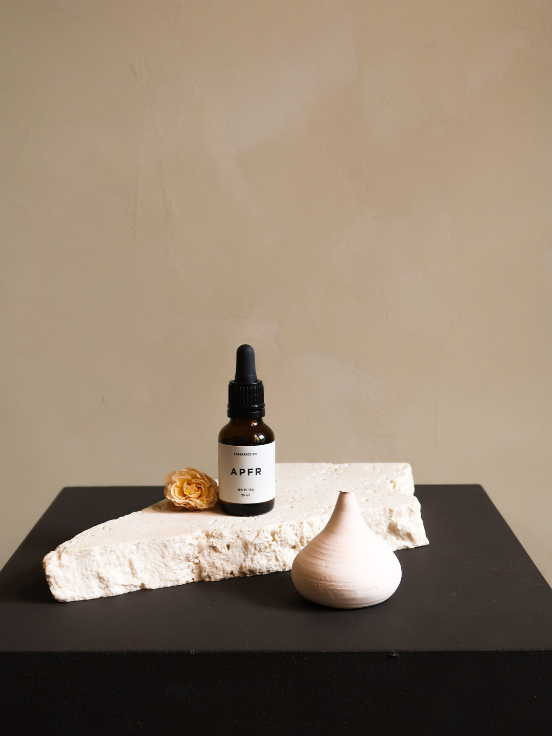 Hand-sculpted Vessel Oil Diffuser | WHITE TEA