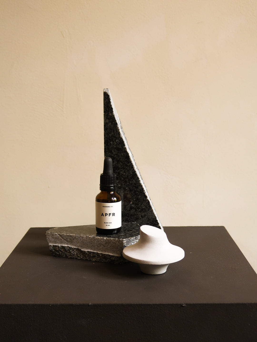 Hand-sculpted Vessel Oil Diffuser | BLACK OUD