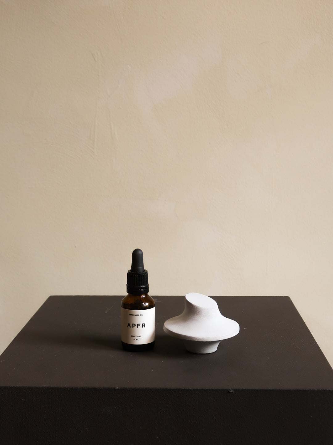 Hand-sculpted Vessel Oil Diffuser | BLACK OUD