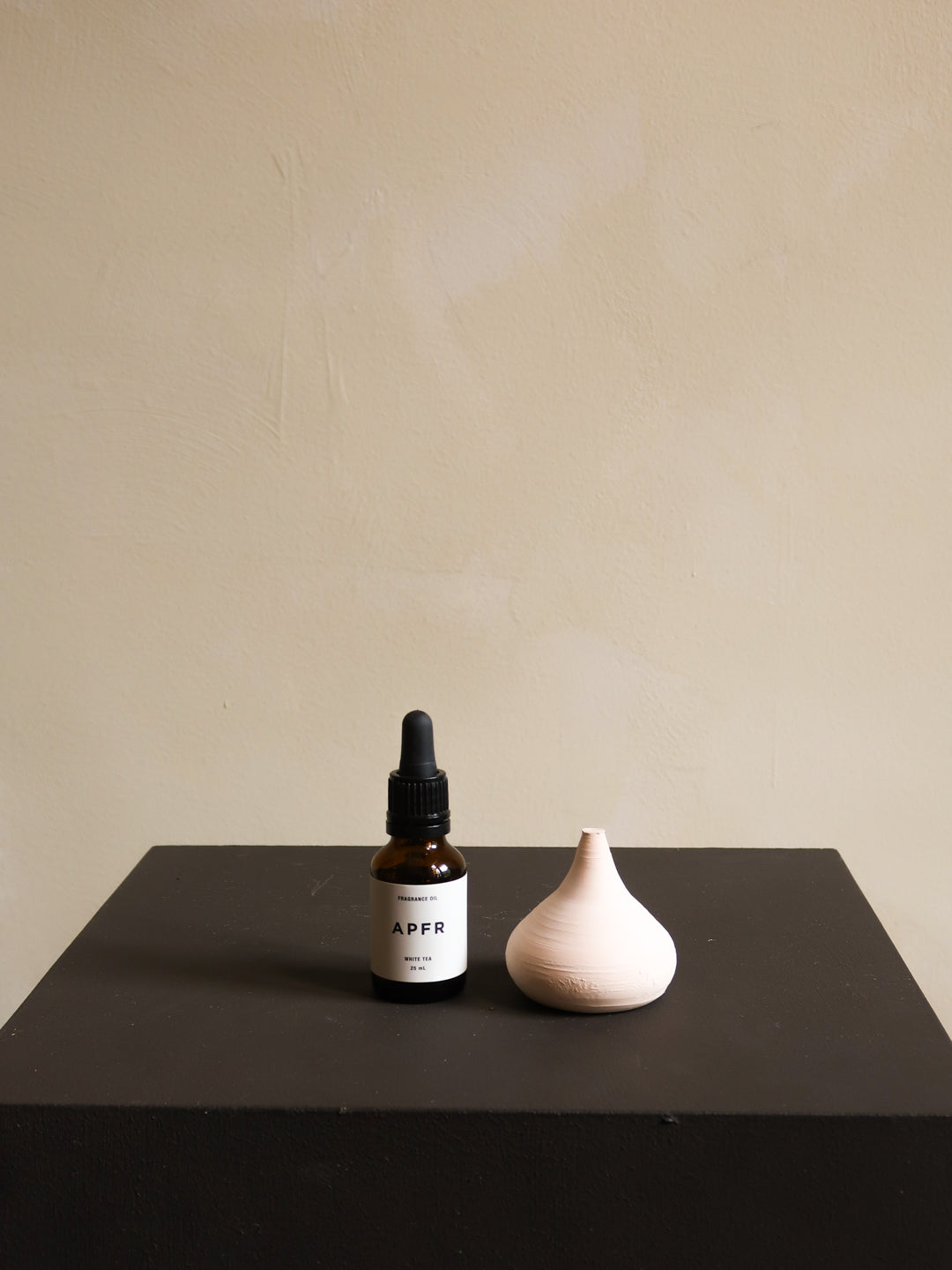 Hand-sculpted Vessel Oil Diffuser | WHITE TEA