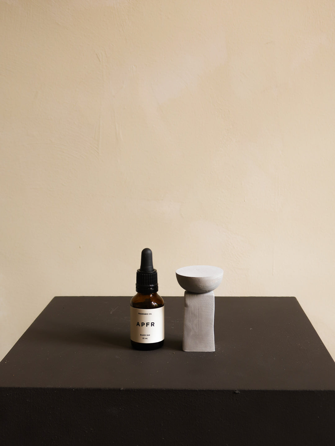 Hand-sculpted Vessel Oil Diffuser | TOBACCO CEDAR