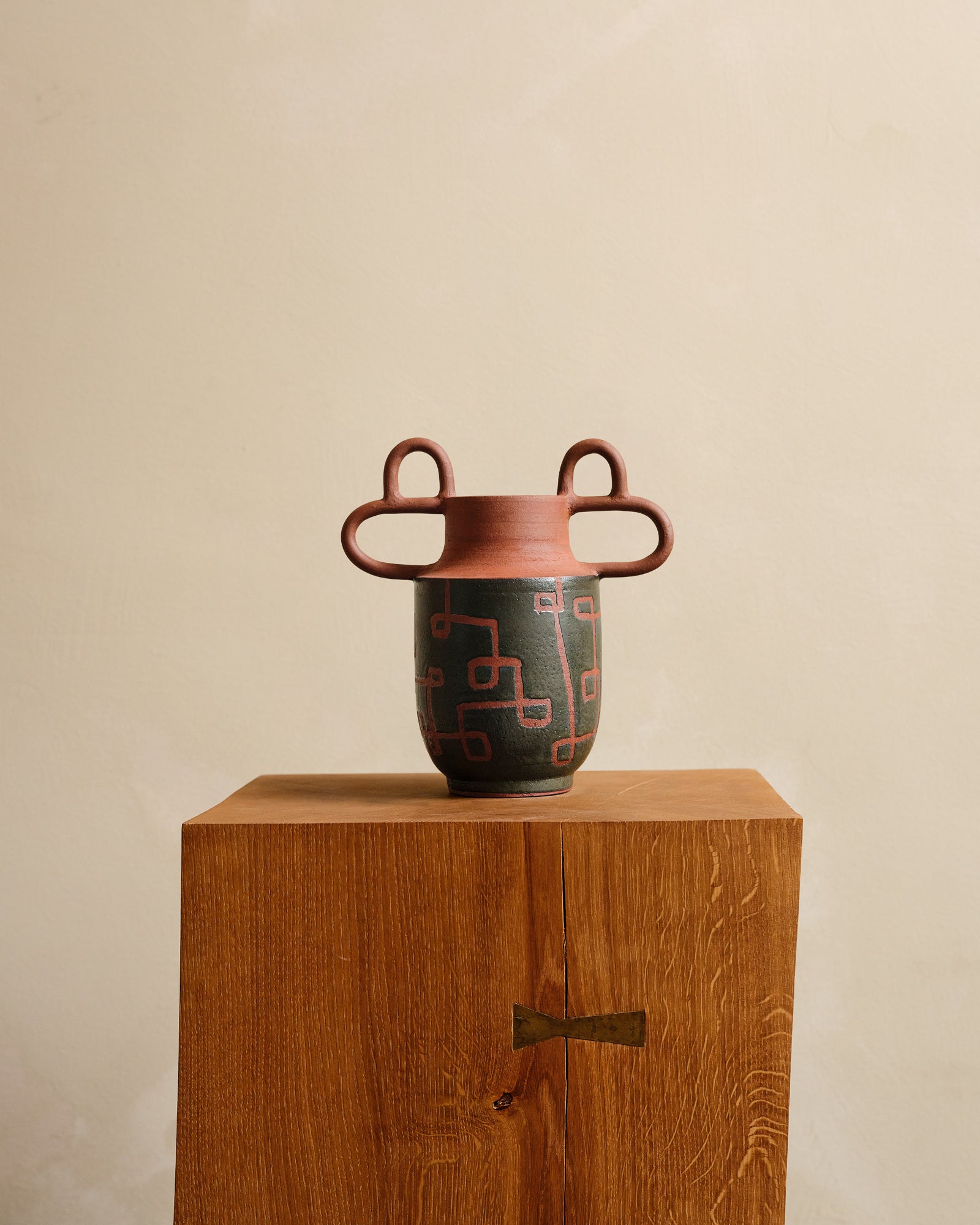 AMPHORA The Tangles Almost Black | ANDREA TSANG ⨉ Josefin Tolstoy