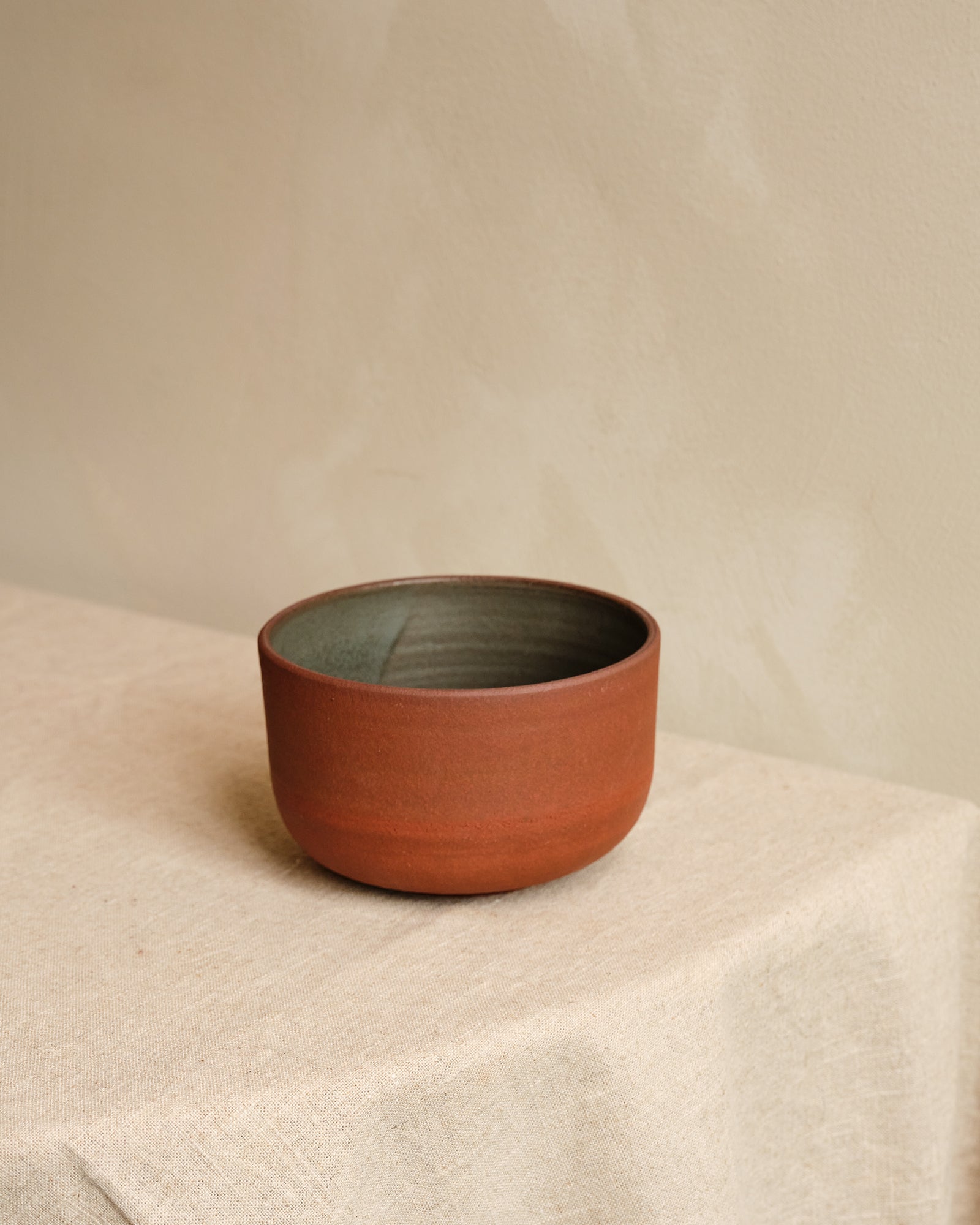 Ramen bowl with a gradient finish on a textured surface